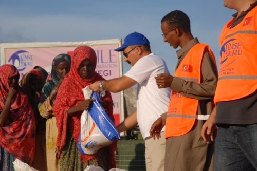 Kimse Yok Mu is distributing meat in packages in Somalia