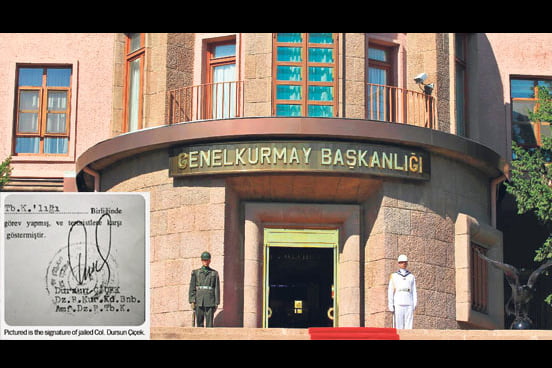 Two soldiers stand guard at the entrance of the General Staff in Ankara. (PHOTOS Sunday’s Zaman)