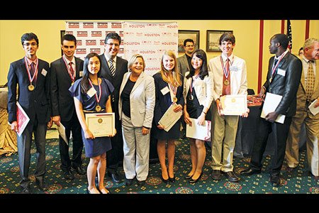 Chairman of the House Foreign Affairs Committee Ileana Ros-Lehtinen stands with the winners of the int’l essay contest. (Photo: Today's Zaman)