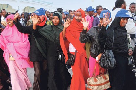 A total of 309 Somali students arrived at the İstanbul Atatürk Airport Wednesday morning, where they were welcomed by Turkish charity Kimse Yok Mu representatives. The Somali students are university and high school-bound thanks to Kimse Yok Mu