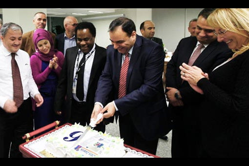 Today's Zaman Editor-in-Chief Bülent Keneş cuts a specially made Today's Zaman cake at a dinner held to celebrate the daily's sixth anniversary on Jan. 14, 2013. (Photo: Today's Zaman, Hüseyin Sarı)