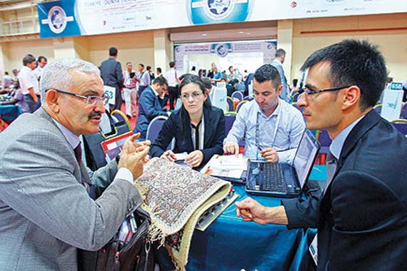 The summit continued with business-to-business (B2B) meetings between companies on Thursday. A total of 2,800 businesspeople from 135 countries agreed on a variety of investment deals. (Photo: Today's Zaman, Kürşat Bayhan)