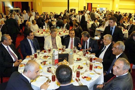 An iftar was held by the Journalists and Writers Foundation at the Congresium International Convention & Exhibition Centre in Ankara on Wednesday with the theme “Living Together.” (Photo: Today's Zaman)