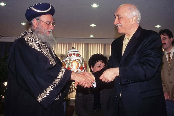 Fethullah Gülen and Israel’s Sephardic chief rabbi Eliyahu Bakshi-Doron shaking hands during a visit aimed at developing inter-religious dialogue.