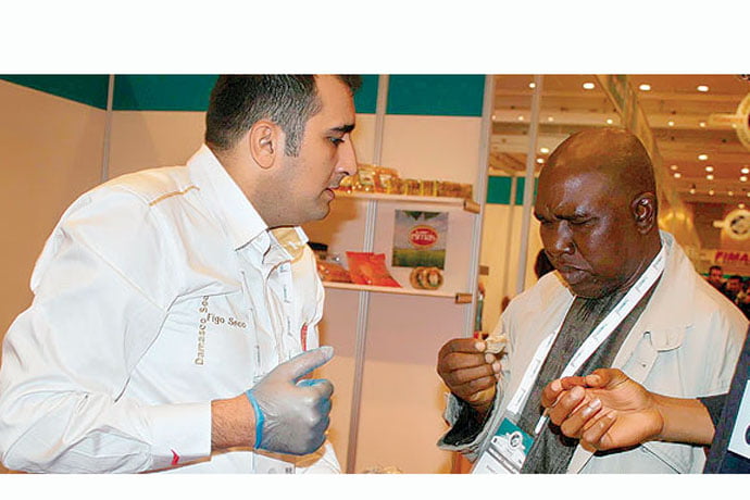 An African businessman samples food on the summit’s second day, which saw a number of African businesses sign trade deals with their Turkish counterparts. (Photo: İHA)