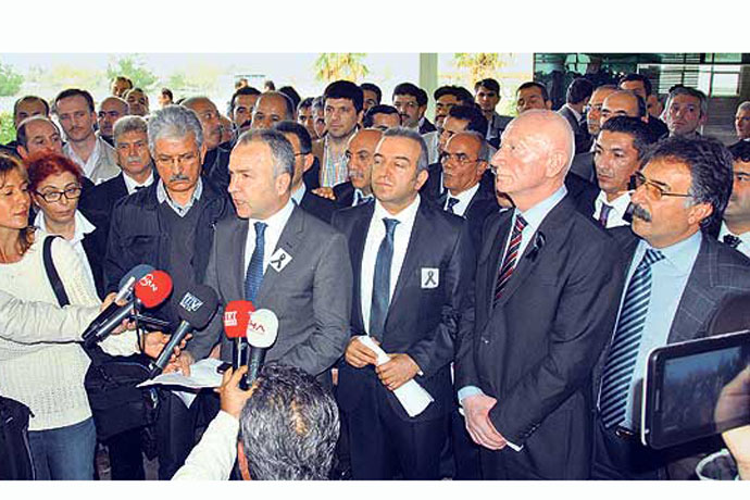 Owners of prep school talk to reporters after a meeting with Education Ministry officials. (Photo: Today's Zaman)