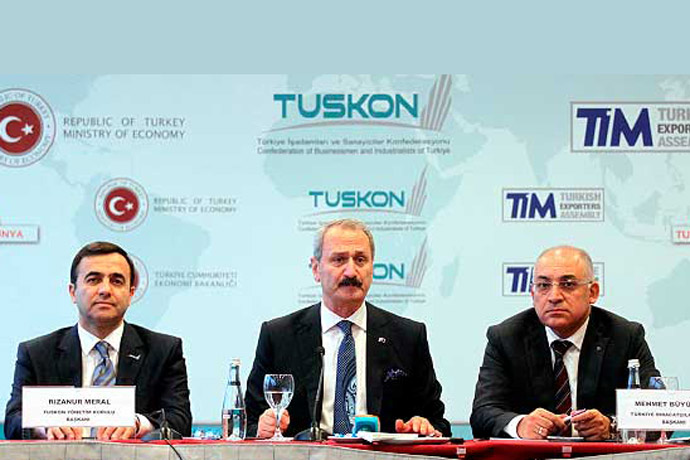 Çağlayan (C) is accompanied by TUSKON Chairman Meral (L) and TİM President Büyükekşi on Monday. (Photo: Today's Zaman)