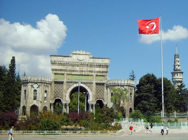 The main entrance to İstanbul University.