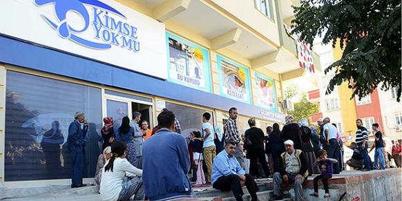 People gather in front of the Gaziantep branch of Kimse Yok Mu to get aid packages delivered by the charity organization on the first day of Eid al-Adha. (Photo: Cihan)