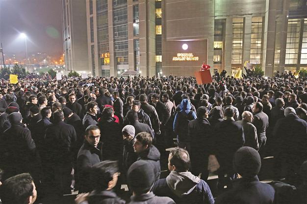 A large group of people, supporters of the Gülen movement, gathered in front of the Çağlayan courthouse late Dec 11. (Photo: Hurriyet Daily)