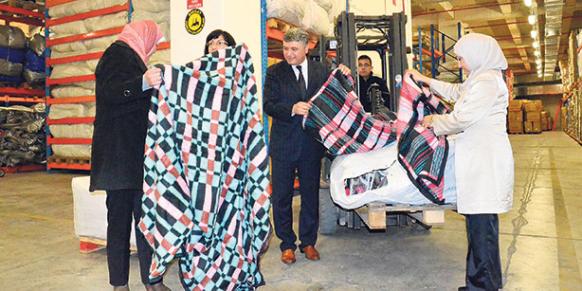 Kimse Yok Mu Director of Foreign Aid Yusuf Yıldırım shows visitors from the West Bank the blankets the organization will distribute in the Palestinian territories.(Photo: Today's Zaman, Orhan Fırsat)