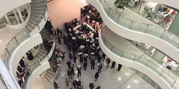 Protesters stage demonstration as police officials raid the building. (Photo: Today's Zaman)