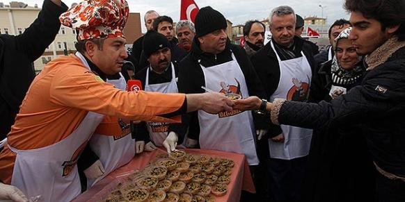 Chef Oktay Usta distributed aşure to those joined a protest in front of the Silivri Prison. (Photo: Today's Zaman)