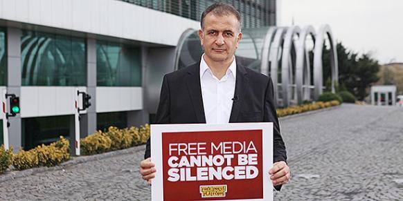 Zaman editor-in-chief Ekrem Dumanlı holds a banner that says 