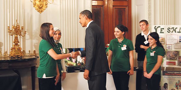 US President Barack Obama stands with four students from the Pinnacle Academy, congratulating them on their award-winning project on Oct. 21, 2010.(Photo: Cihan)