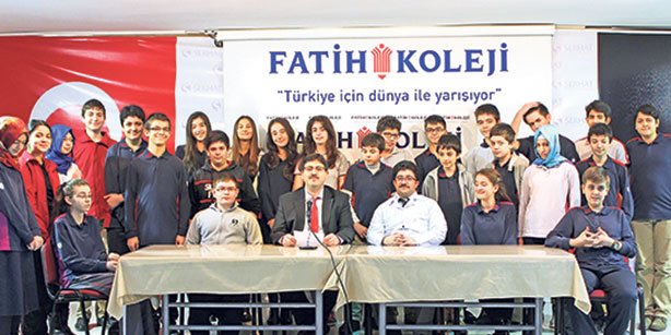 Students from Edirne Fatih Serhat High School who received high scores on the TEOG exam held in November pose together in this photo.(Photo: Cihan) 