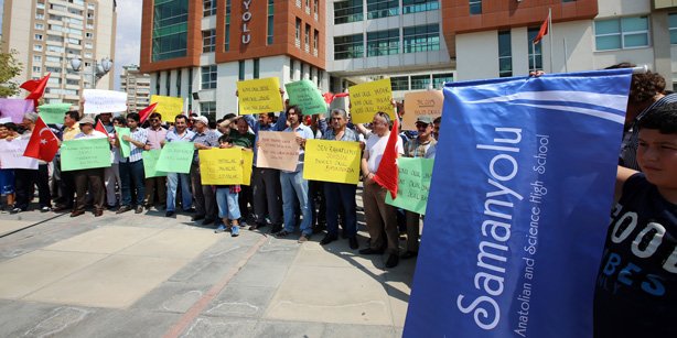 Parents of students in Samanyolu schools in Ankara protested raids of schools inspired by the Gülen movement, carried out by police and inspectors.(Photo: Today's Zaman)