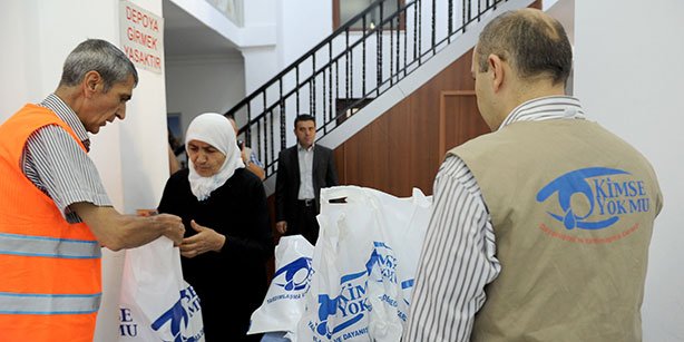 The Kimse Yok Mu charity passed out sacrificial meat to families during Eid al-Adha last week.(Photo: Cihan)