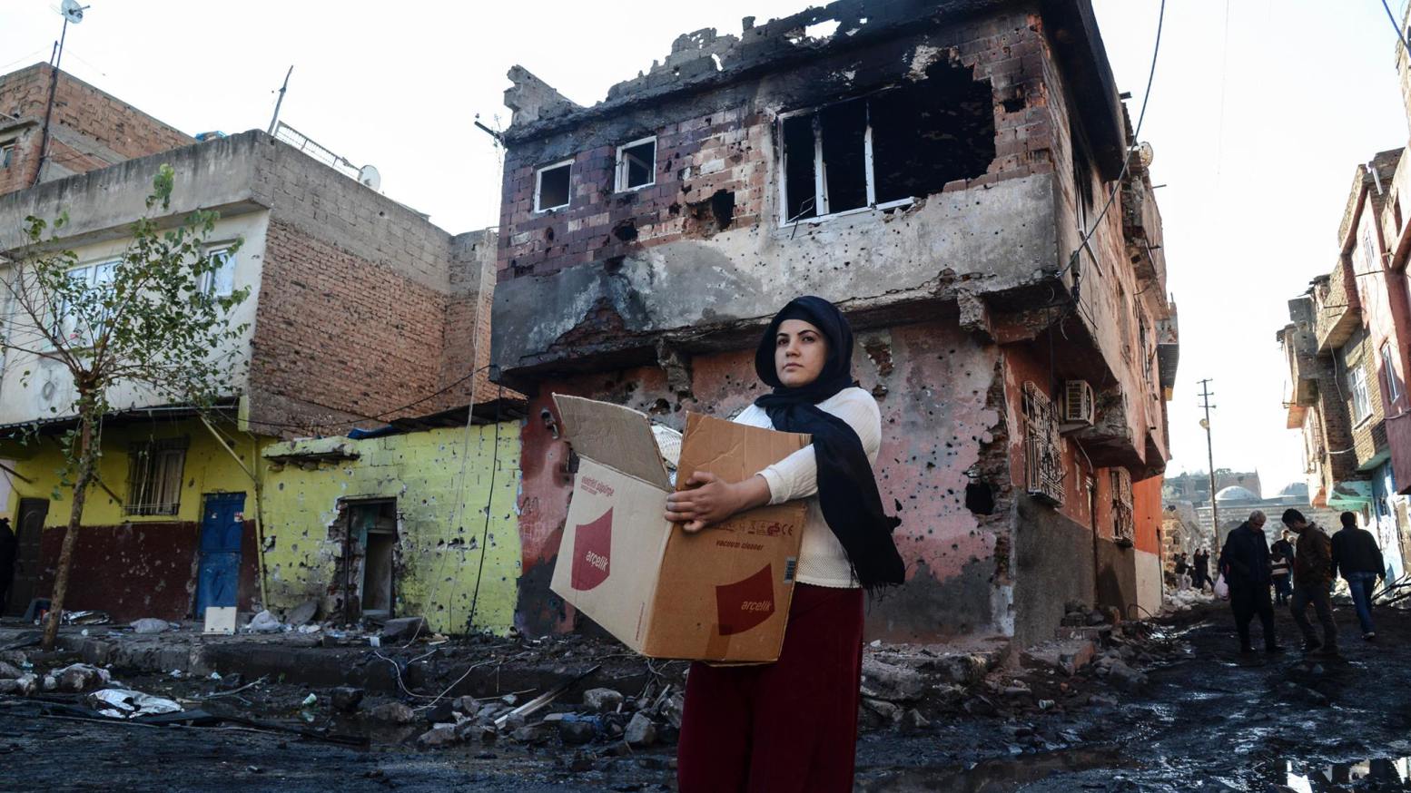 A woman carries her belongings in Diyarbakir's Sur disrict.