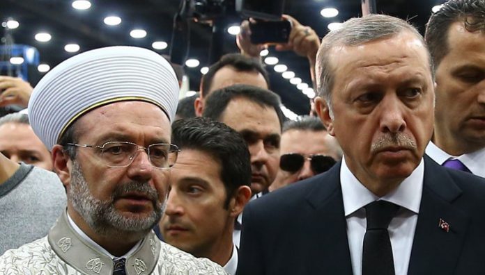 Turkish President Recep Tayyip Erdoğan (R) and Mehmet Görmez, the head of Turkey's Religious Affairs Directorate