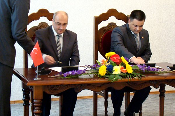 Turgay Şen (left) is signing in 2012 an agreement of cooperation in education  with Moldova's Minister of Defense Vitalie Marinuta.
